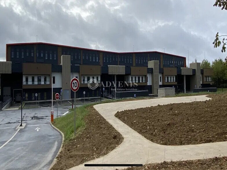 Industriel/Logistique dans Élancourt à louer - Photo de l’immeuble – Image 1 sur 9