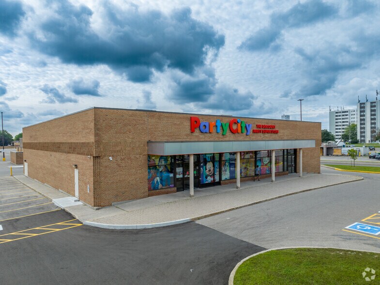 225-227 Vodden St, Brampton, ON à louer - Photo principale – Image 2 sur 7