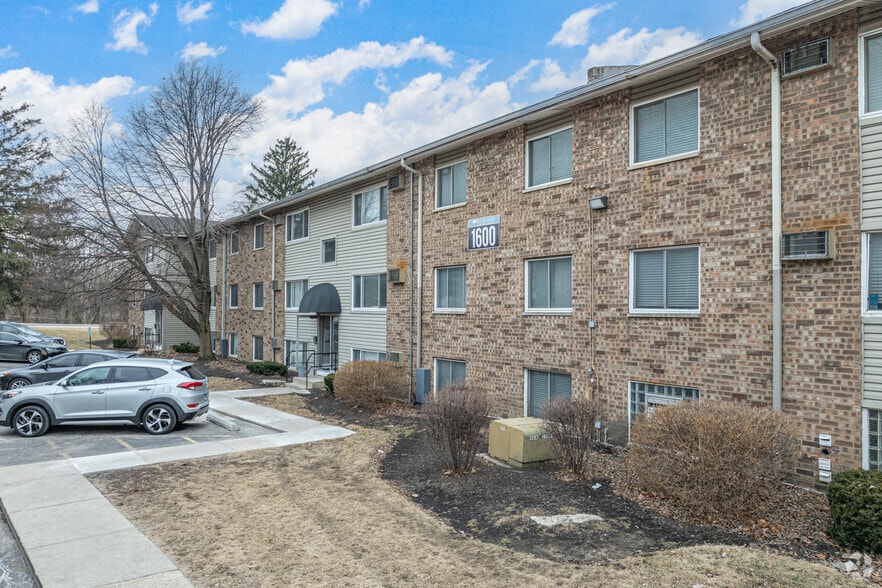 1615 Arbor Ln, Crest Hill, IL à vendre - Photo principale – Image 1 sur 5