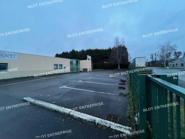 Plus de détails pour 21 Rue Du Tertre, La Chapelle-des-Fougeretz - Local d'activités à louer