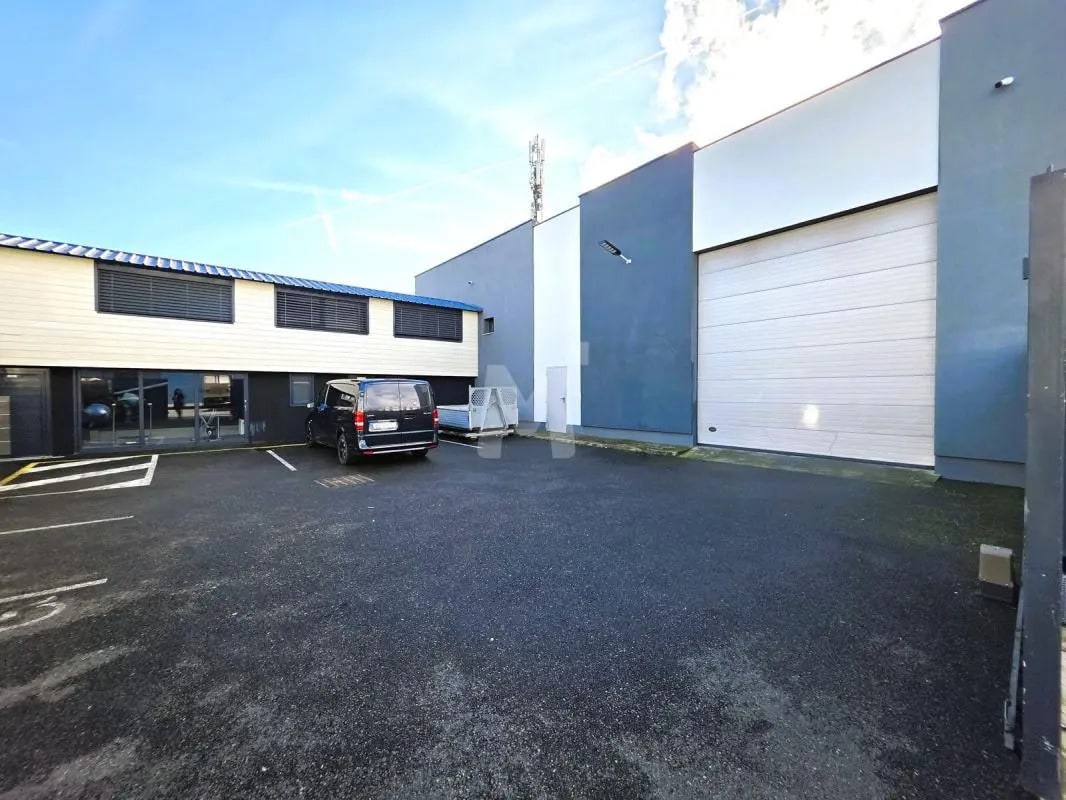 Local d'activités dans Évry-Courcouronnes à vendre Photo de l’immeuble– Image 1 sur 16