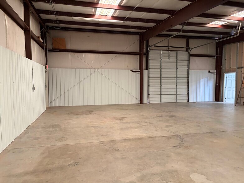 6513 E Old US 421 Hwy, East Bend, NC à louer - Photo de l’immeuble – Image 2 sur 4