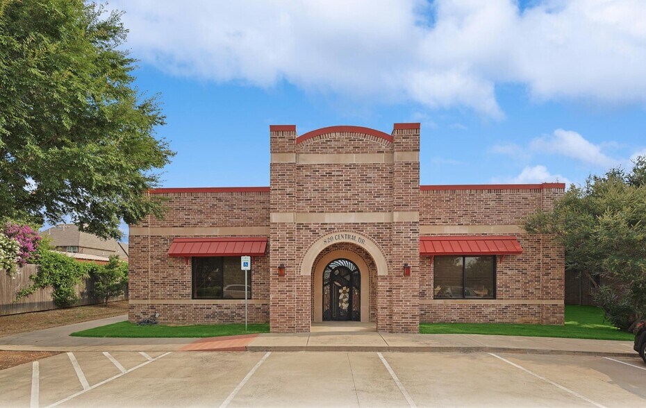820 Central Dr, Colleyville, TX à vendre - Photo de l’immeuble – Image 3 sur 74