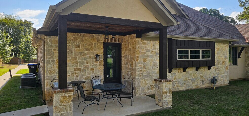1518 Colony Cir, Longview, TX à louer - Photo de l’immeuble – Image 3 sur 11