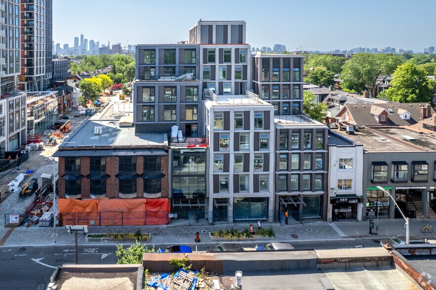 748 Bathurst St, Toronto, ON à louer - Photo principale – Image 2 sur 11