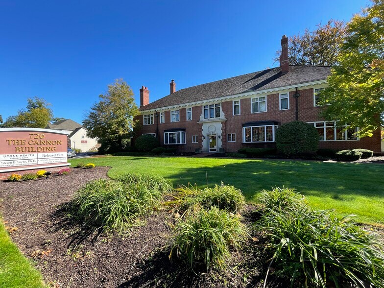 700-720 Hopmeadow St, Simsbury, CT à louer - Photo de l’immeuble – Image 2 sur 7