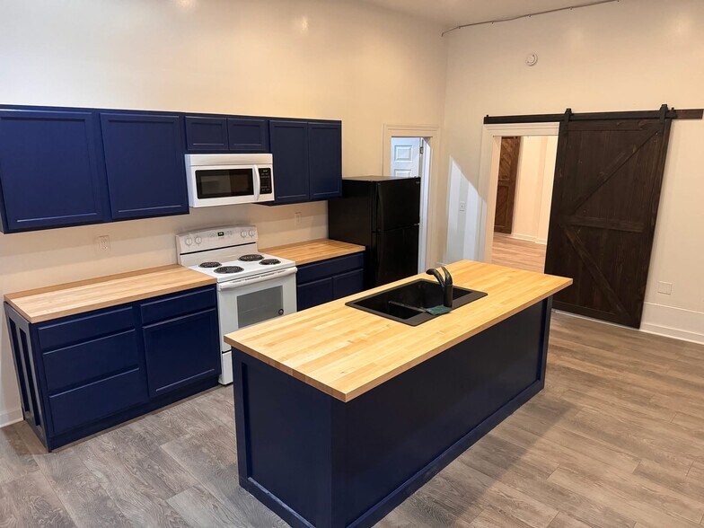 144 S Cochran Ave, Charlotte, MI à vendre - Photo intérieure – Image 3 sur 6
