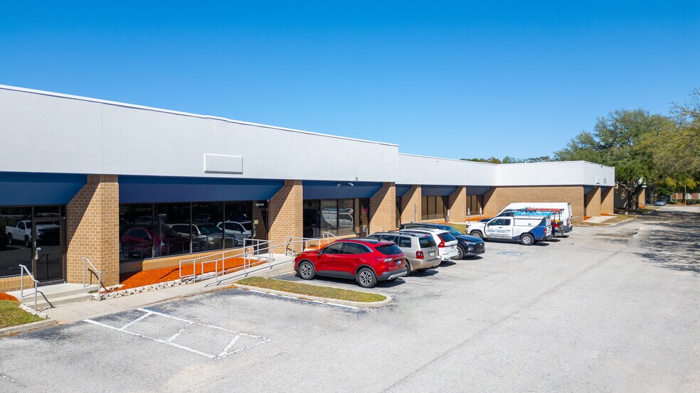 3902 Corporex Park Dr, Tampa, FL à louer - Photo de l’immeuble – Image 3 sur 11