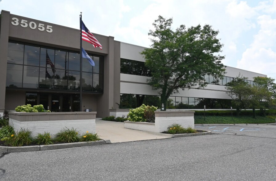 35055 W 12 Mile Rd, Farmington Hills, MI à louer - Photo de l’immeuble – Image 2 sur 5