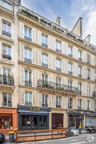 Immeuble residentiel dans Paris à vendre - Photo principale – Image 1 sur 9