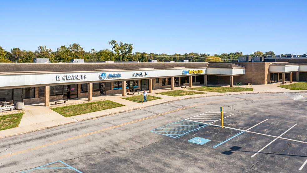 4290 W Jonathan Moore Pike, Columbus, IN à louer - Photo de l’immeuble – Image 2 sur 39