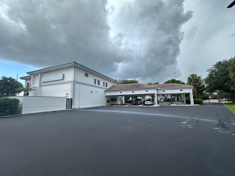 4025 Radio Rd, Naples, FL à vendre - Photo de l’immeuble – Image 2 sur 8