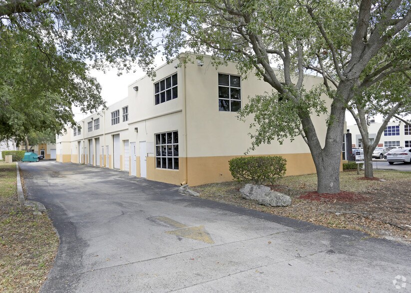 13000-13014 SW 133rd Ct, Miami, FL à louer - Photo de l’immeuble – Image 2 sur 5