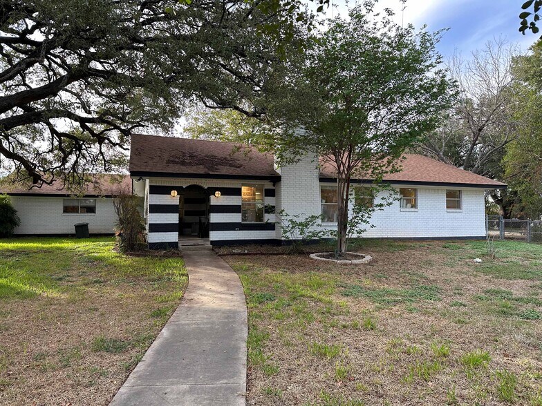 318 N Main St, Salado, TX à vendre - Photo de l’immeuble – Image 3 sur 4