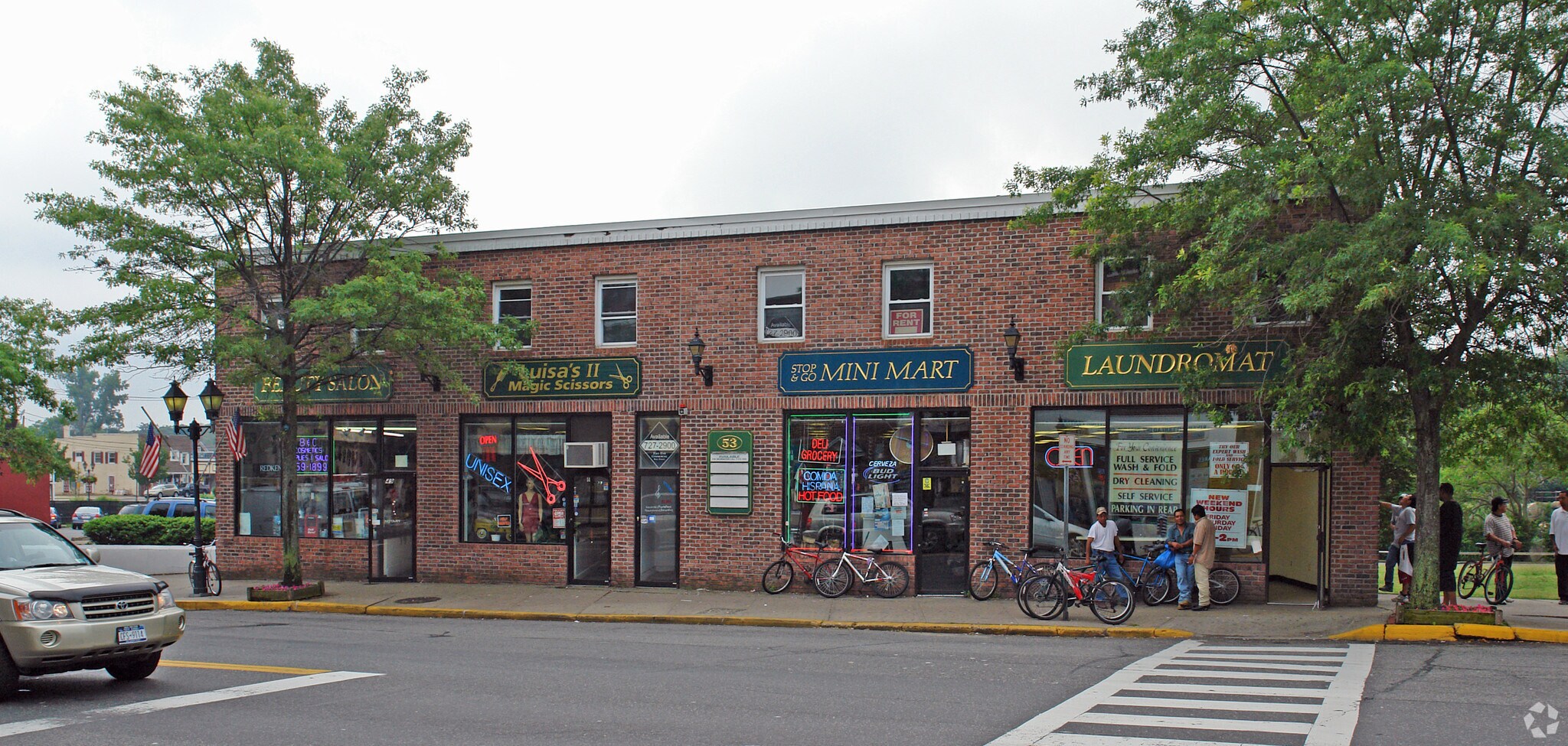 49-57 W Main St, Riverhead, NY à louer Photo principale– Image 1 sur 5