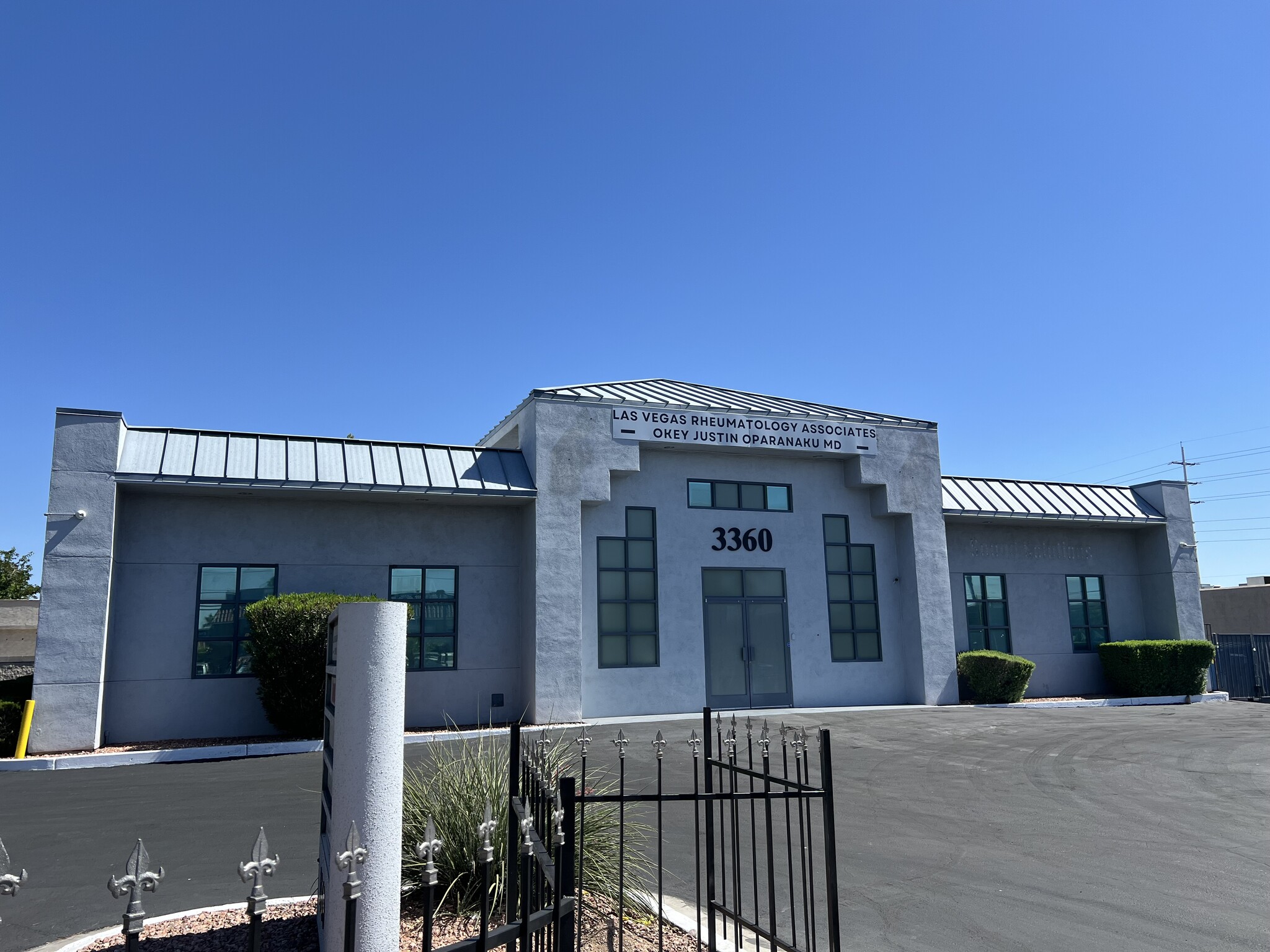 3360 E Russell Rd, Las Vegas, NV à louer Photo de l’immeuble– Image 1 sur 6