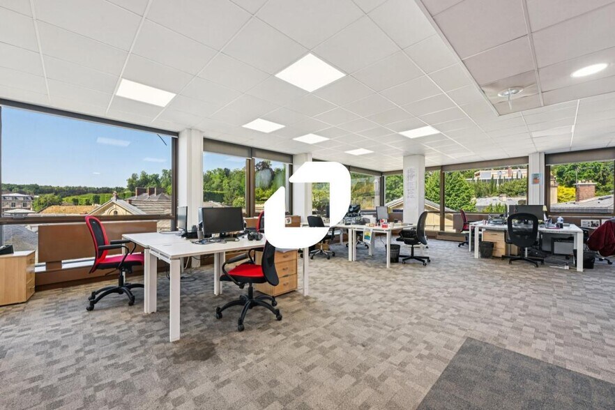 Bureau dans Saint-Cloud à vendre - Photo de l’immeuble – Image 3 sur 18