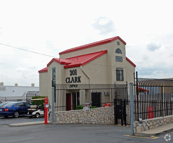 301 N Clark Dr, El Paso, TX à vendre - Photo principale – Image 1 sur 3