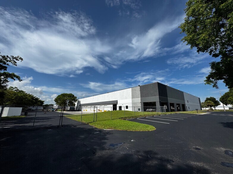 5360 NW 35th Ave, Fort Lauderdale, FL à louer - Photo de l’immeuble – Image 2 sur 17
