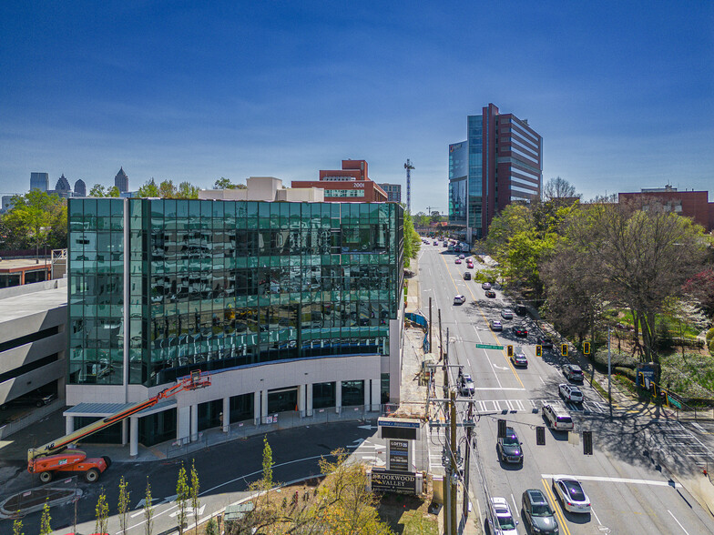 2021 Peachtree Rd, Atlanta, GA à louer - Photo de l’immeuble – Image 3 sur 9