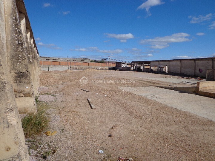 Terrain dans Cáceres, Cáceres à louer - Photo de la construction – Image 3 sur 6