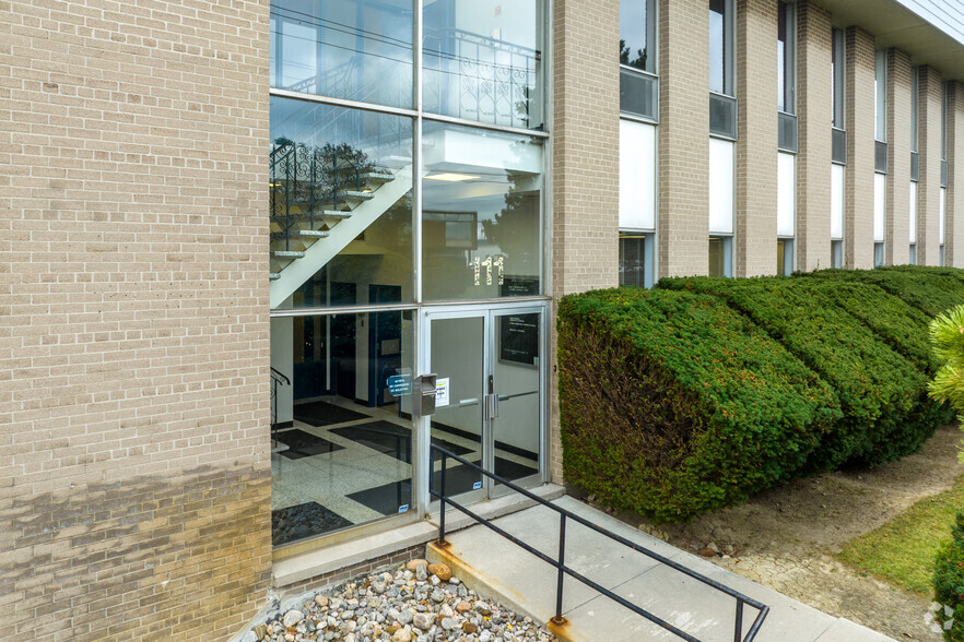 111 Railside Rd, Toronto, ON à vendre - Photo de l’immeuble – Image 3 sur 5