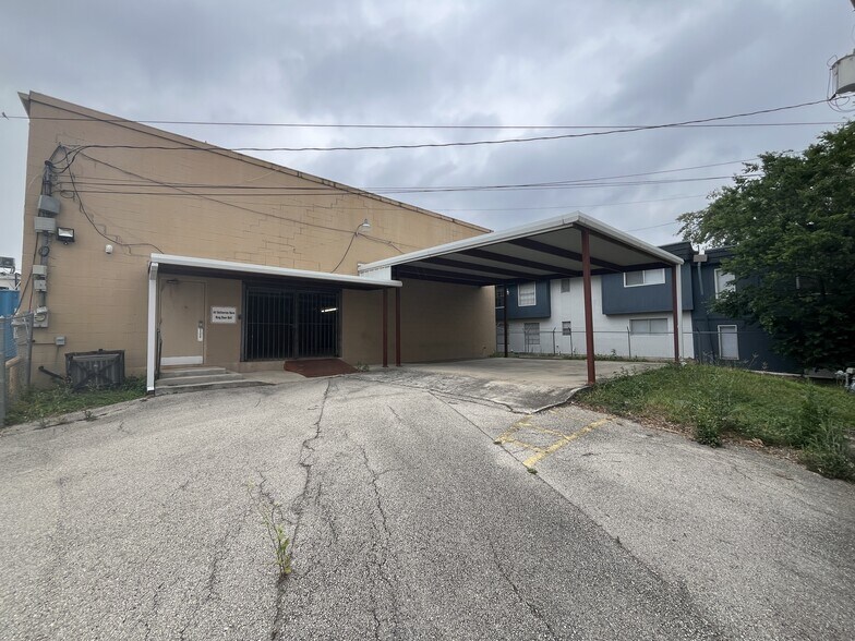 2502 Harry Wurzbach Rd, San Antonio, TX à louer - Photo de l’immeuble – Image 2 sur 14