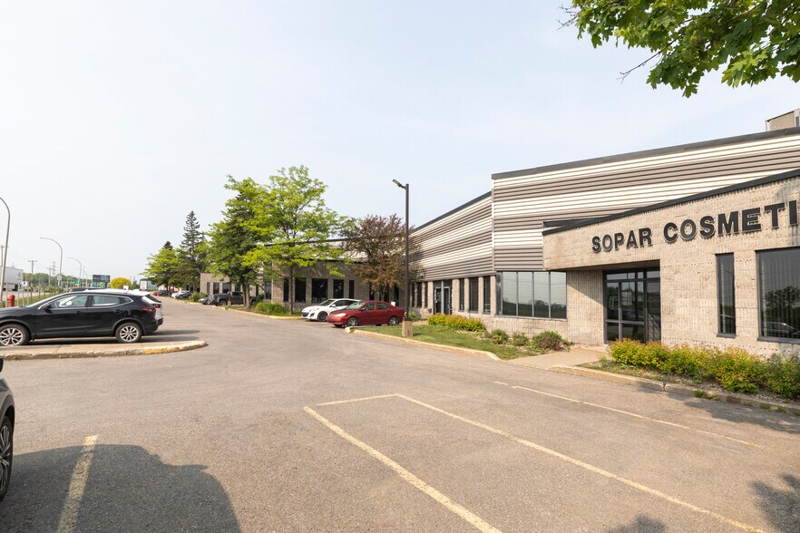 1875-1905 Boul Lionel-Bertrand, Boisbriand, QC à louer - Photo de l’immeuble – Image 3 sur 7