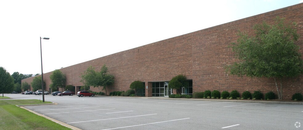 6348 Burnt Poplar Rd, Greensboro, NC à louer - Photo de l’immeuble – Image 2 sur 27