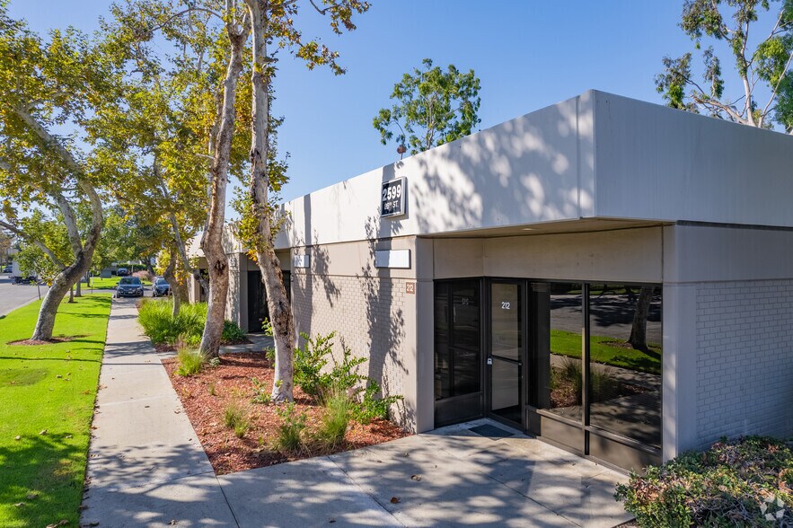 2599 E 28th St, Signal Hill, CA à louer - Photo de l’immeuble – Image 1 sur 21