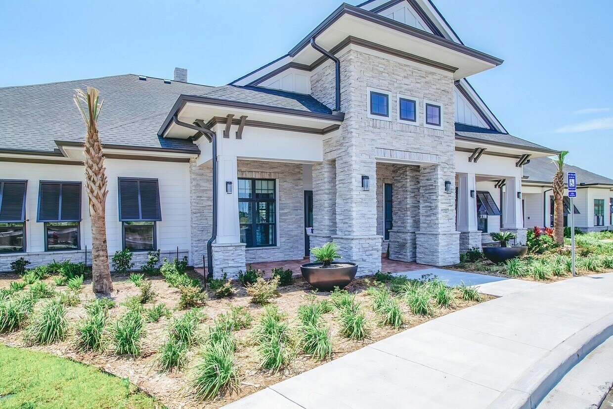 1000 Brunswick Cir, Brunswick, GA à louer Photo de l’immeuble– Image 1 sur 11
