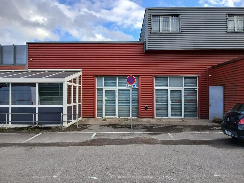 Local d’activités dans Chalezeule à louer - Photo de l’immeuble – Image 1 sur 4