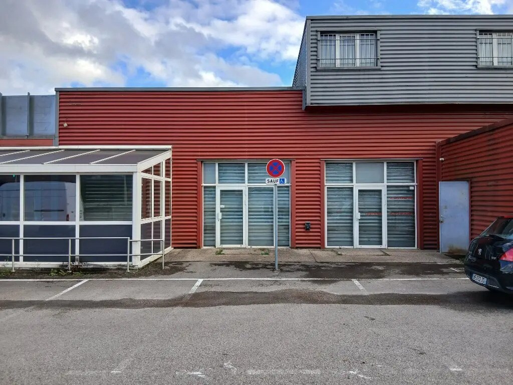 Local d’activités dans Chalezeule à louer Photo de l’immeuble– Image 1 sur 5