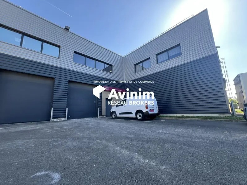 Industriel/Logistique dans Villejust à vendre Photo de l’immeuble– Image 1 sur 17