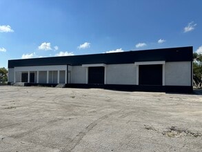 2901 NW 39th St, Miami, FL à louer Photo de l’immeuble– Image 1 sur 7