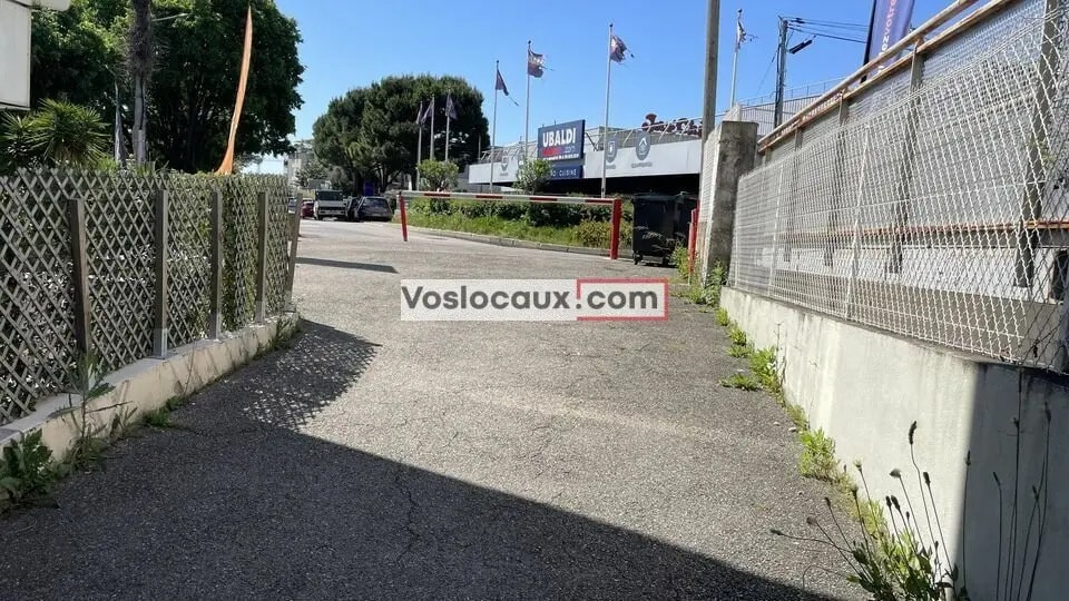 Industriel/Logistique dans Antibes à louer - Photo de l’immeuble – Image 3 sur 7