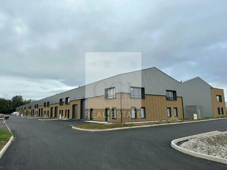 Local d’activités dans Bourgoin-Jallieu à louer - Photo de l’immeuble – Image 2 sur 26