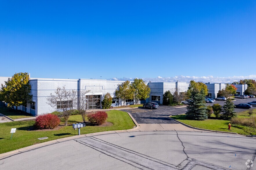 400 W Bell Ct, Oak Creek, WI à louer - Photo principale – Image 1 sur 8