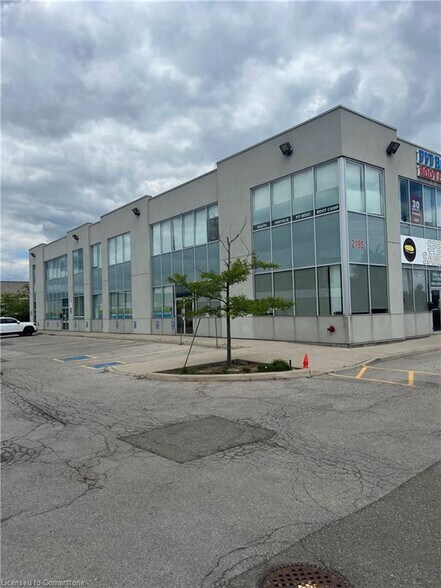 2195 Wyecroft Rd, Oakville, ON à louer - Photo de l’immeuble – Image 3 sur 8