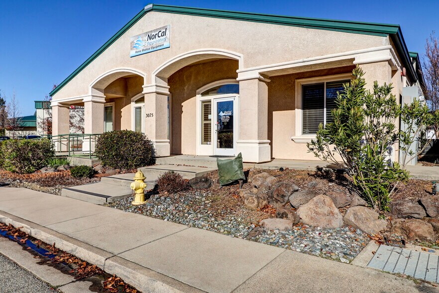 3075 Crossroads Dr, Redding, CA à vendre - Photo de l’immeuble – Image 3 sur 59