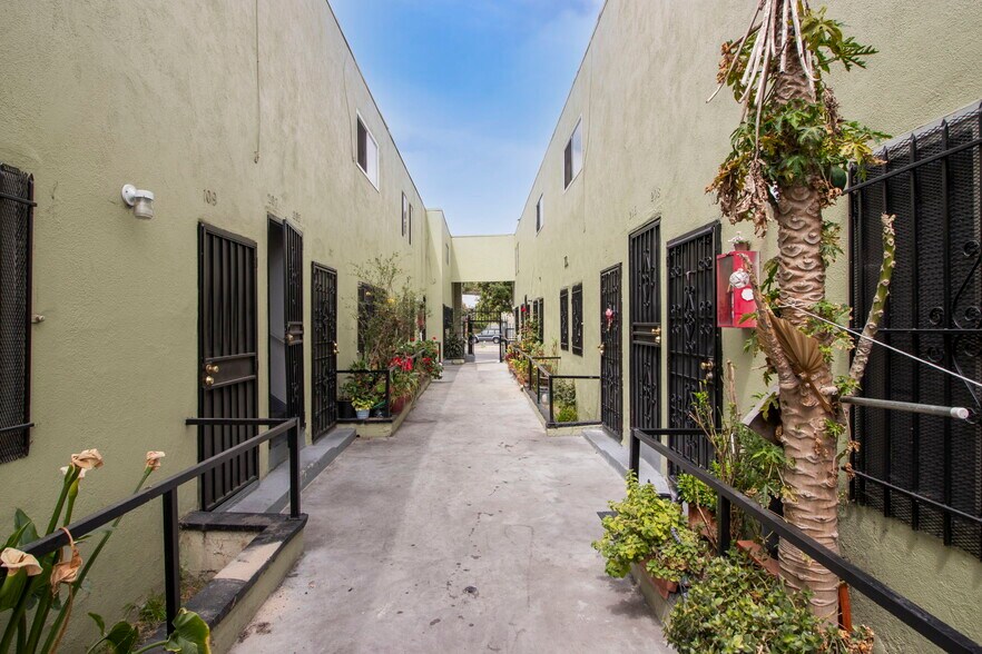 11204 Broadway, Los Angeles, CA à vendre - Photo de l’immeuble – Image 2 sur 21