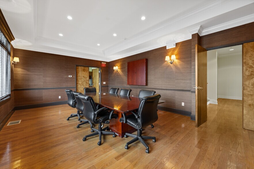 76 Tokeneke Rd, Darien, CT à louer - Photo de l’immeuble – Image 2 sur 43