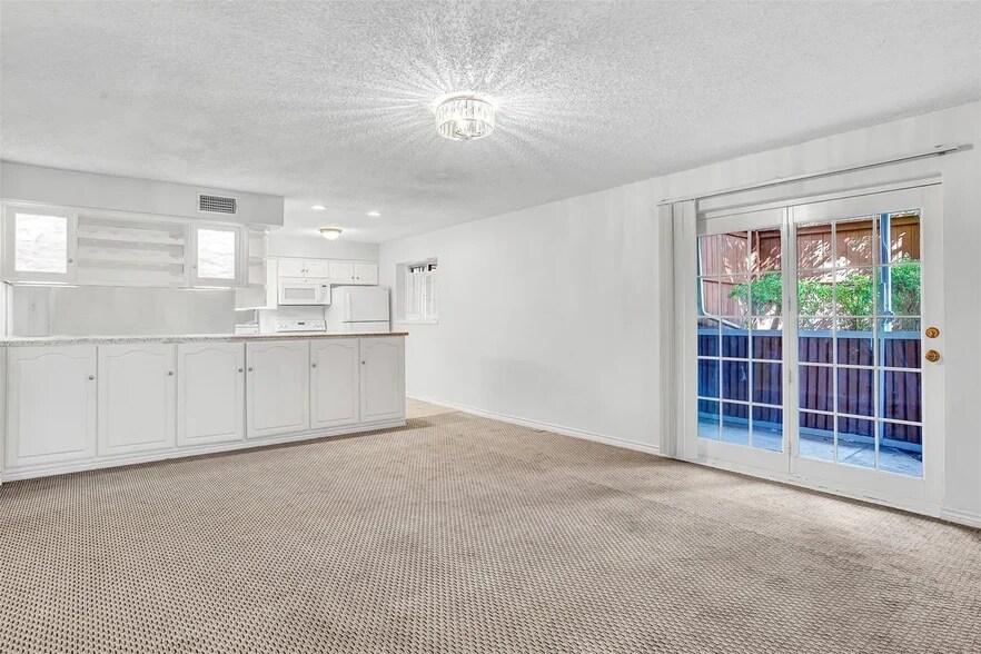 7771 Royal Ln, Dallas, TX à vendre - Photo intérieure – Image 2 sur 7