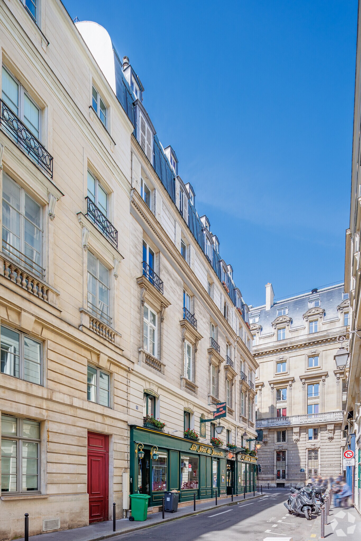  dans Paris à vendre Photo de l’immeuble– Image 1 sur 1