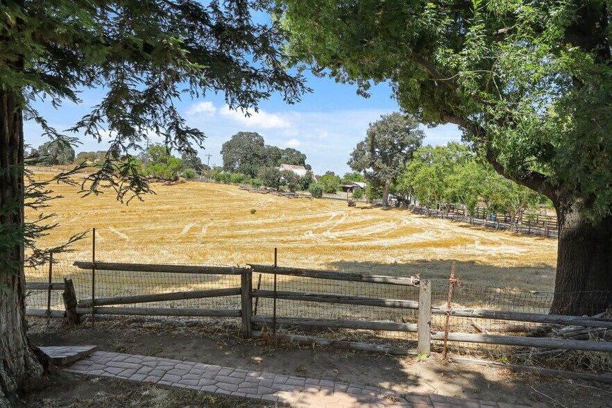 22050 E Buena Vista Rd, Clements, CA à vendre - Photo de l’immeuble – Image 3 sur 6