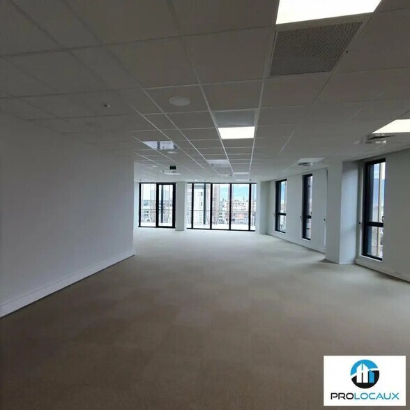 Bureau dans Grenoble à louer - Photo de l’immeuble – Image 1 sur 12