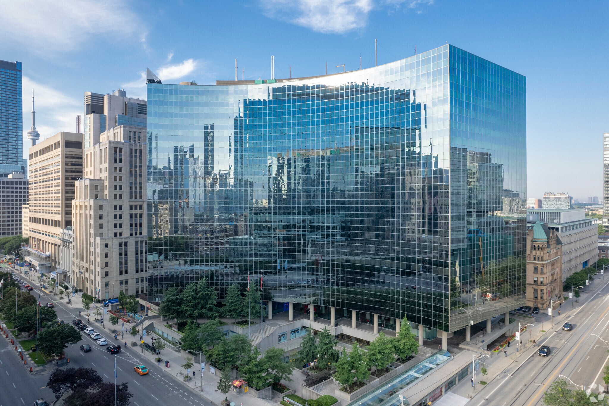 700 University Ave, Toronto, ON à louer Photo de l’immeuble– Image 1 sur 12