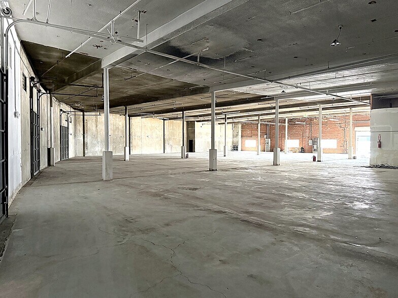 2463 E 8th St, Los Angeles, CA à louer - Photo de l’immeuble – Image 2 sur 9