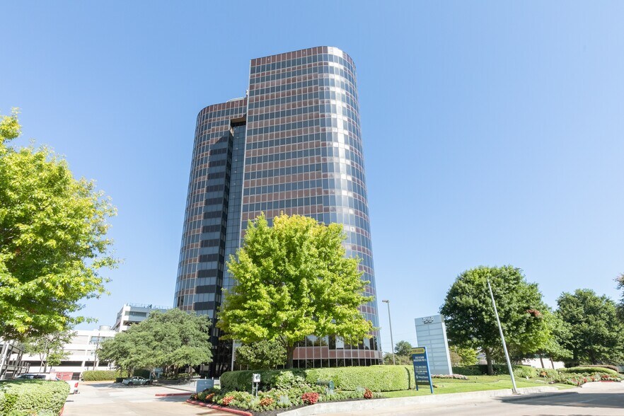 363 N Sam Houston Pky E, Houston, TX à louer - Photo de l’immeuble – Image 2 sur 26