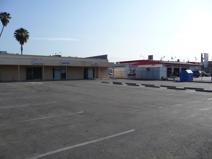 17718-17724 Sherman Way, Reseda, CA à louer - Photo de l’immeuble – Image 2 sur 14